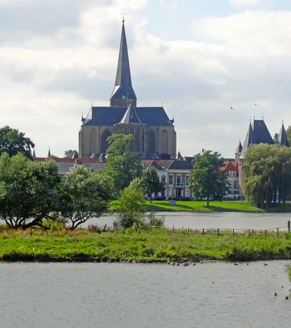 Bovenkerk en Koornmarktspoort aan de IJssel in Kampen