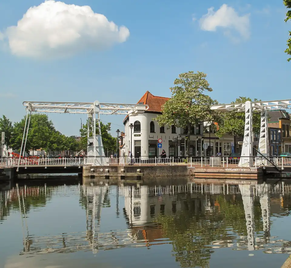 Twee ophaalbruggen over het water in Meppel