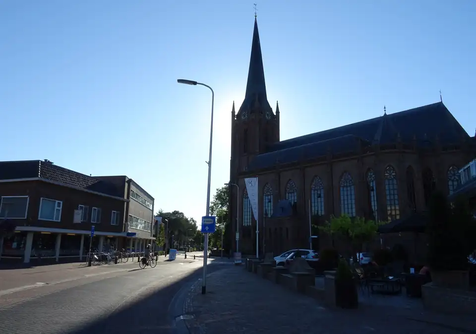 Basiliek en straatbeeld in het centrum van Raalte