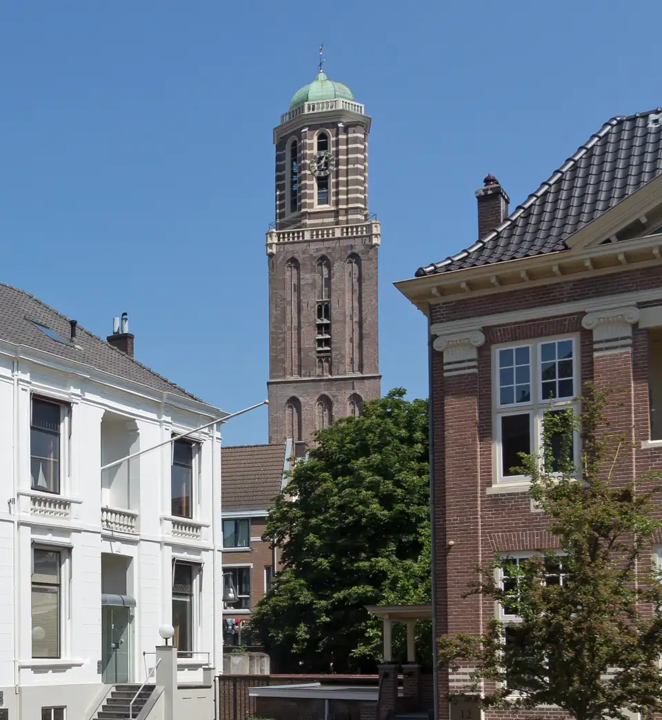 Peperbus en gevels vanaf de Eekwal in Zwolle