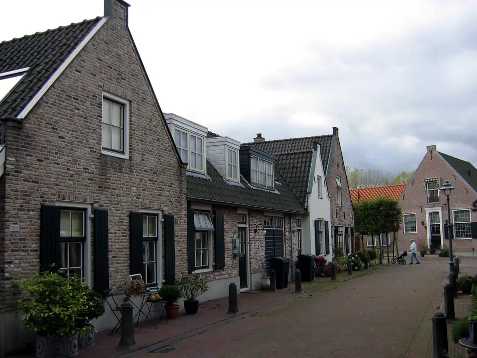 De Ouddiemerlaan met oude huizen in Diemen