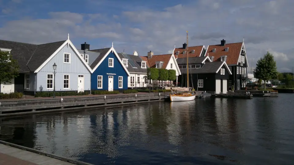 Het Nautisch Kwartier aan het water in Huizen