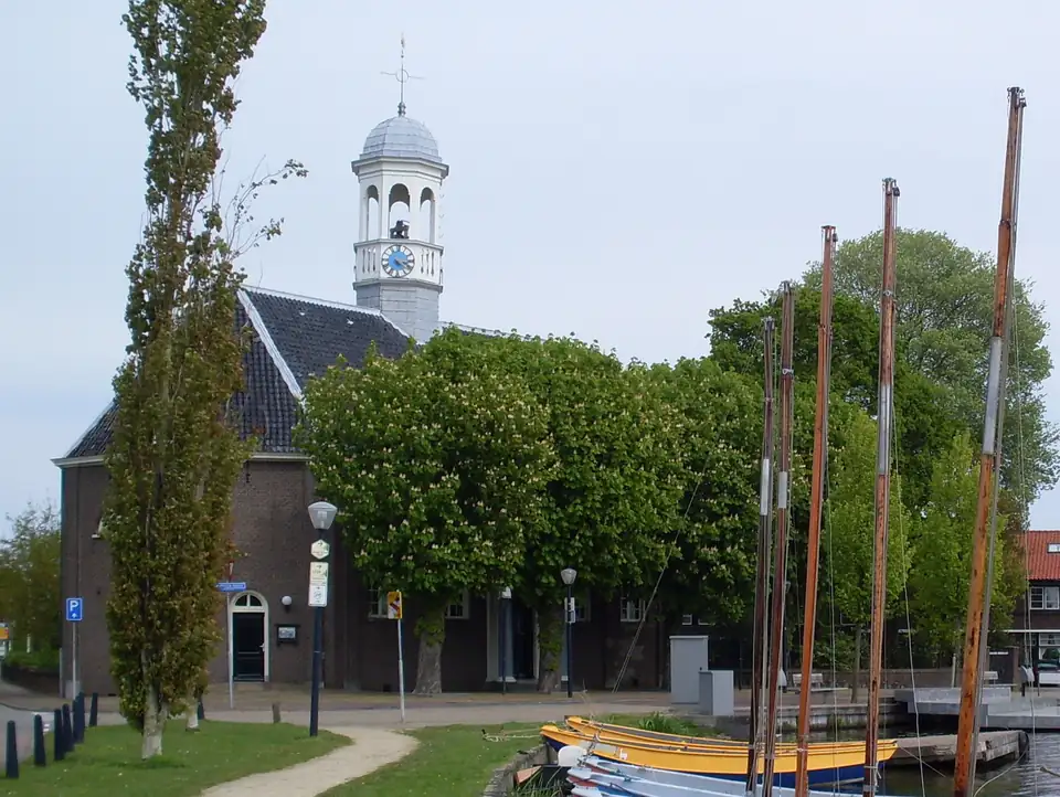 De Thamerkerk aan het water in Uithoorn