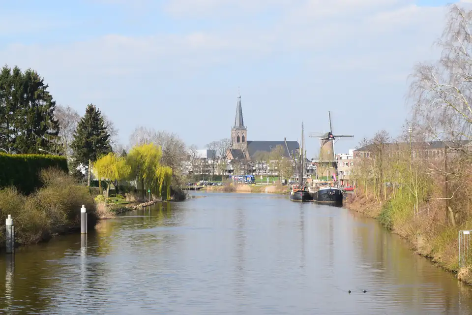 Oude IJssel met kerk en molen in Doetinchem