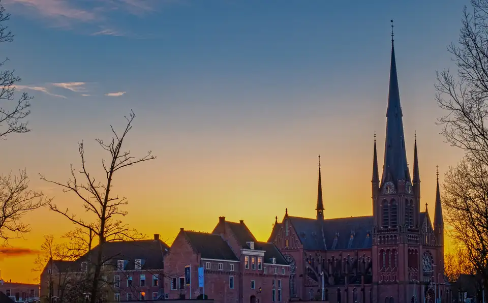 Kasteel Woerden en de Bonaventurakerk bij zonsondergang