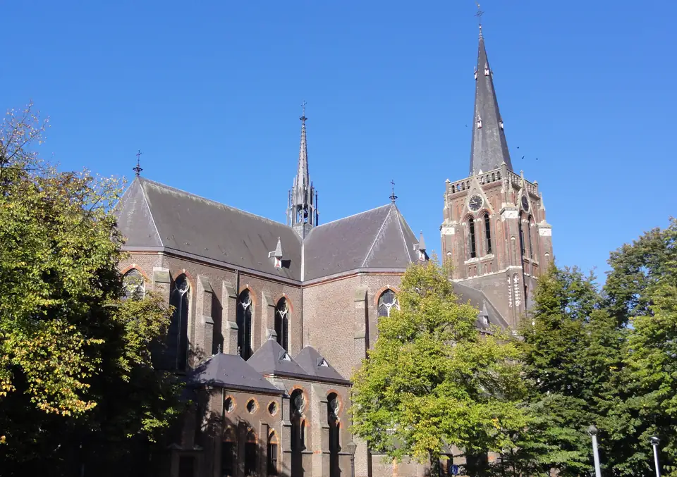 De Sint-Odulphuskerk in Best tussen de bomen