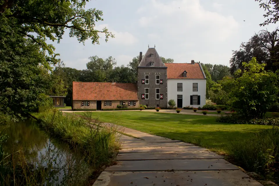 Het Klein Kasteel in Deurne met gracht en wandelpad