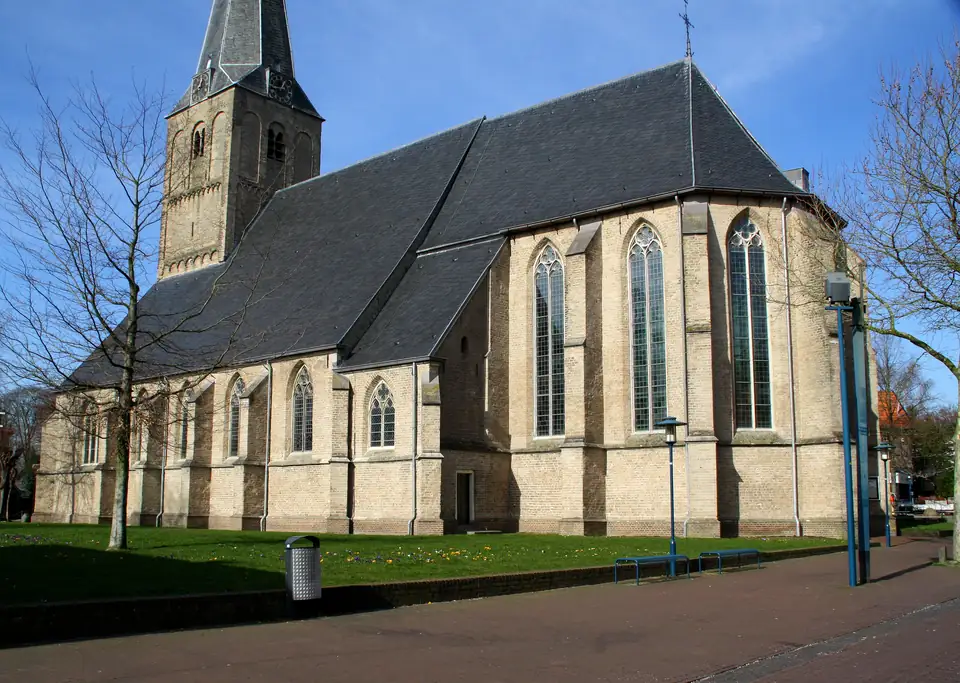 De Grote Kerk in Epe met gazon en bomen