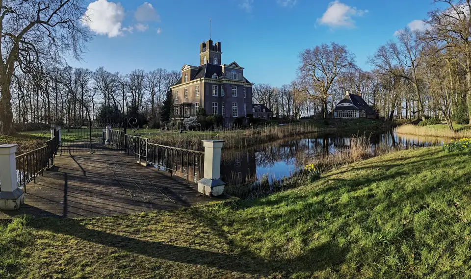 Brug over de gracht naar kasteel Oldenaller in de gemeente Putten