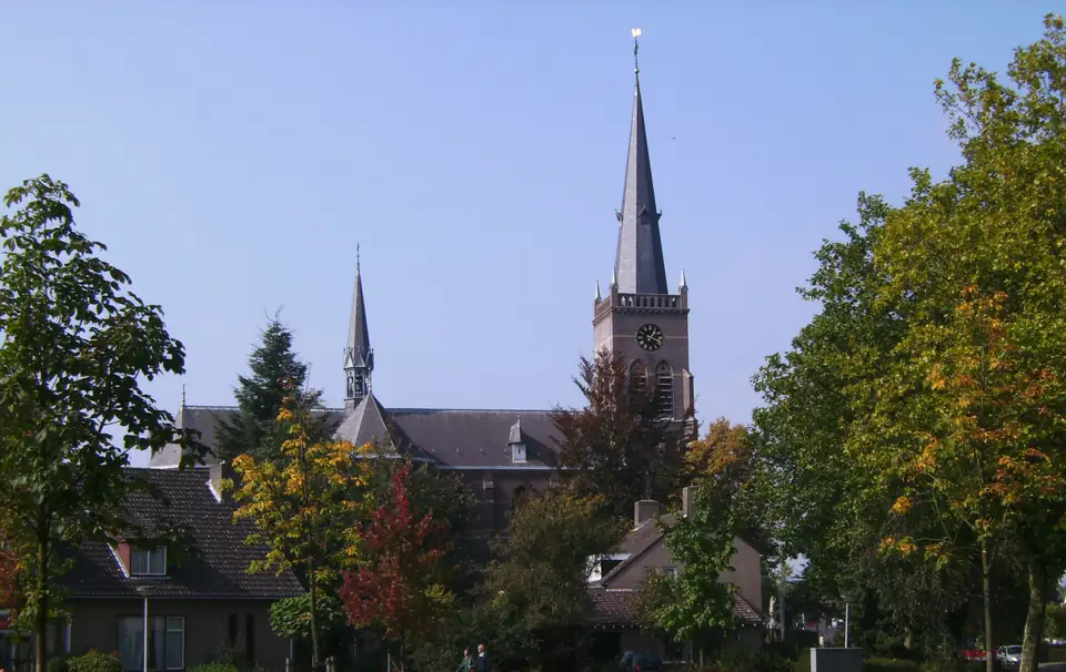Kerktoren in Veldhoven achter een parkje
