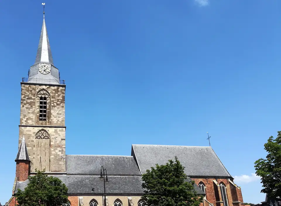 De toren en het dak van de Jacobskerk in Winterswijk