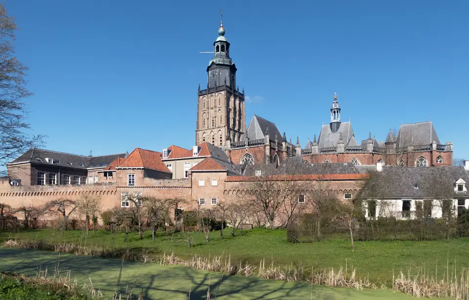 De Walburgiskerk en historische bebouwing in Zutphen