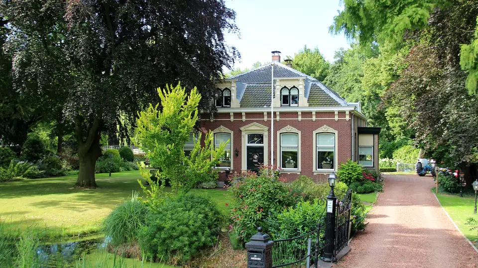 Historische woning achter een tuin in Barendrecht