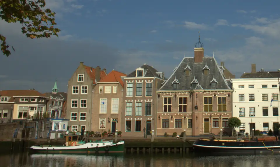 Historische bebouwing en kerktorens aan de haven van Maassluis
