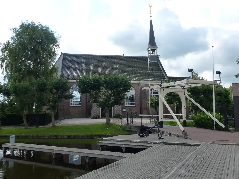 Kerk en ophaalbrug aan het water in Nieuwkoop