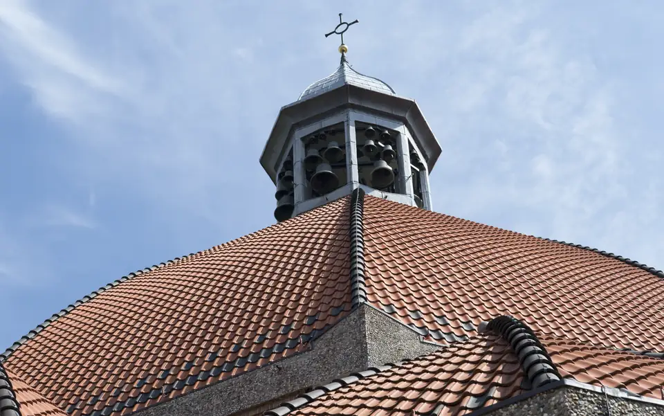 De lantaarn met kruis en pannenkoepel van de Sint-Agathakerk in Beverwijk