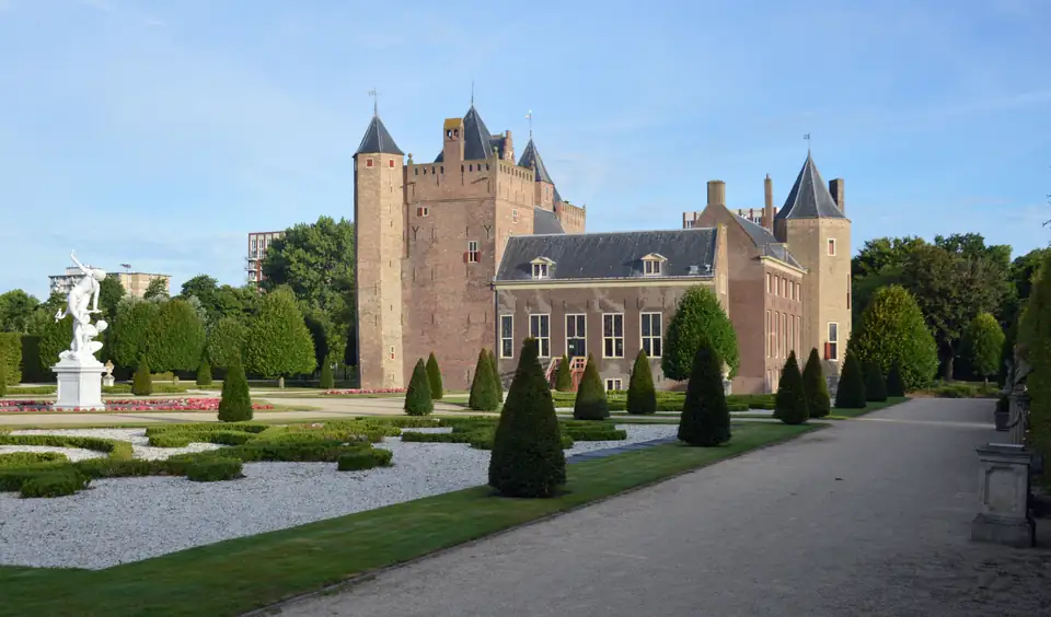Slot Assumburg en de kasteeltuin in Heemskerk