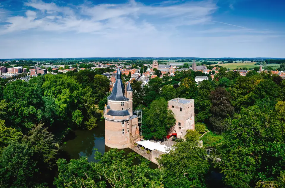 Kasteel Duurstede en de stad Wijk bij Duurstede vanuit de lucht