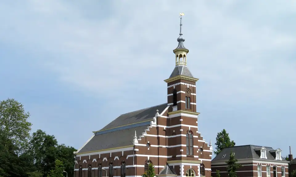 De toren en gevel van de Hoofdstraatkerk in Leiderdorp