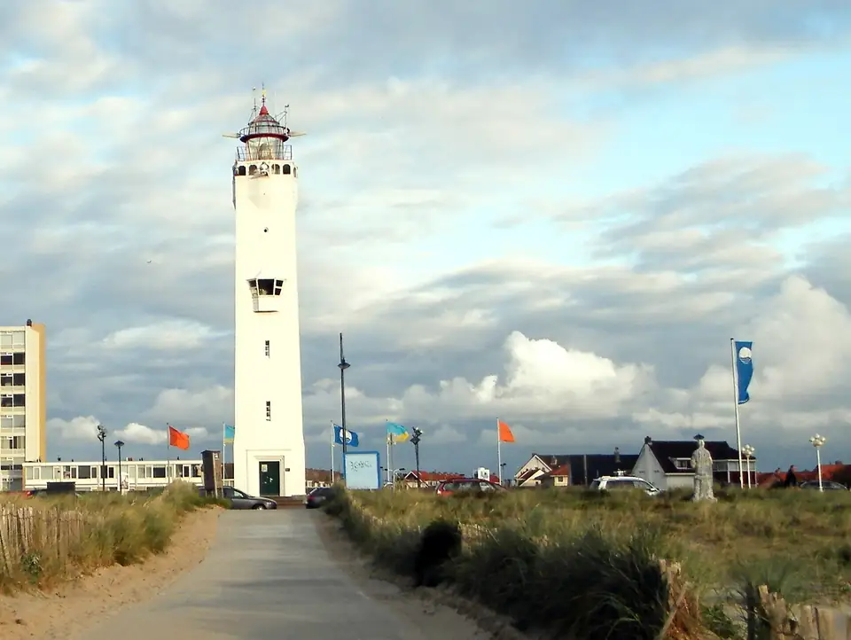 De witte vuurtoren van Noordwijk boven de duinen