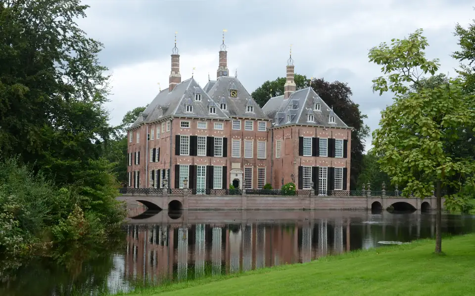 Kasteel Duivenvoorde met de gracht in Voorschoten