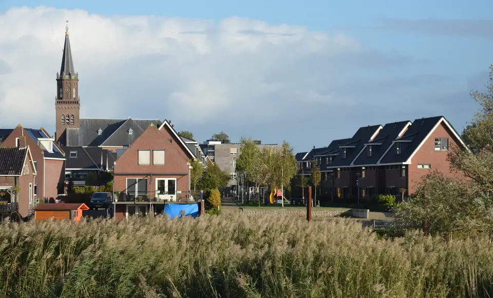 De Grote Kerk en woningen in Alblasserdam