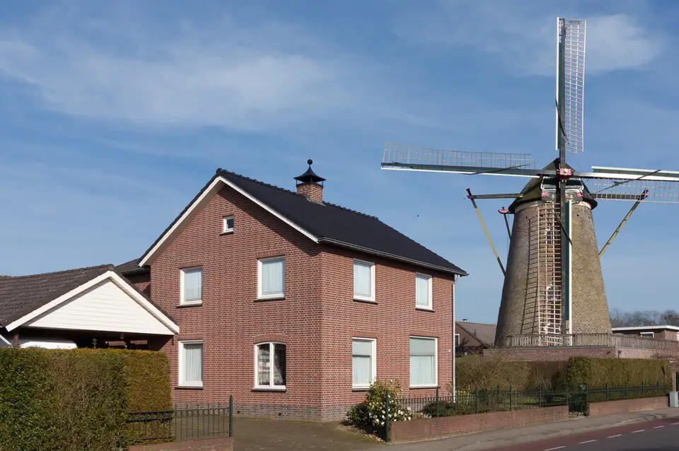 Korenmolen De Reus en een woning in Gennep