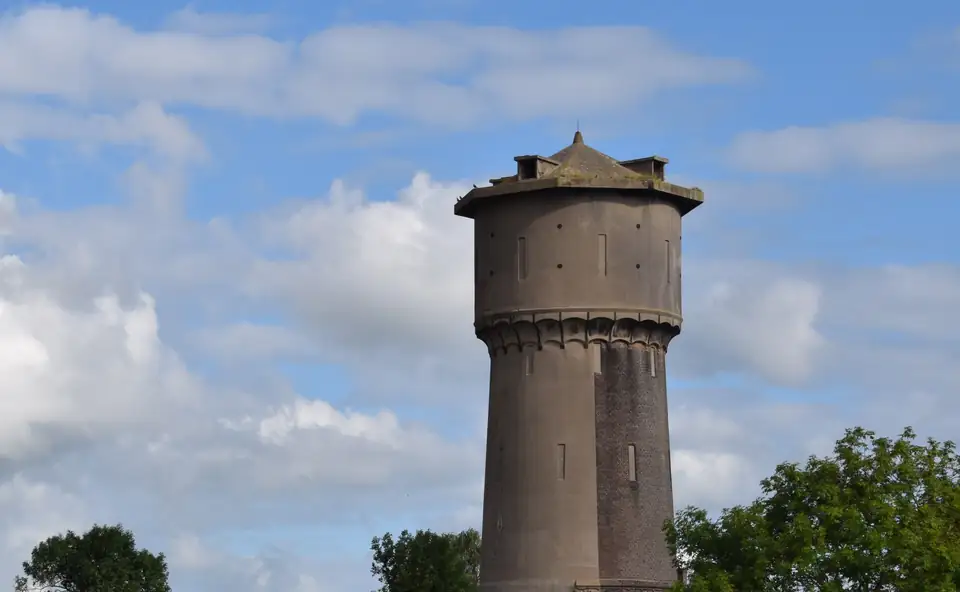 De watertoren van Sliedrecht boven de bomen