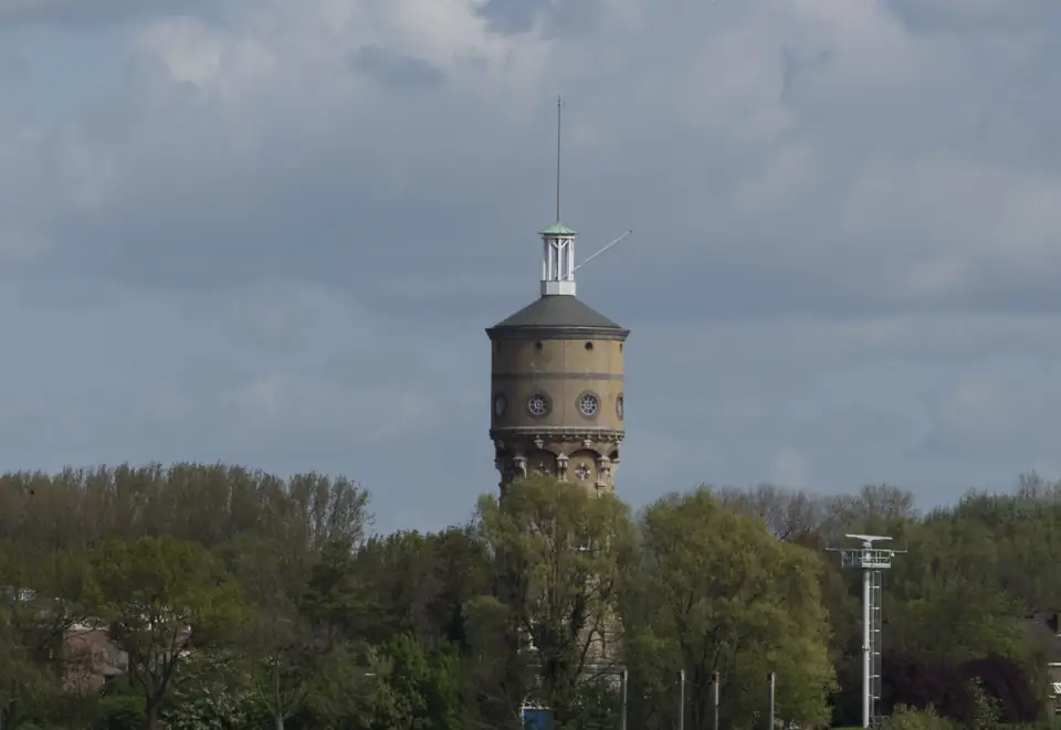 De watertoren van Zwijndrecht aan de groene oever