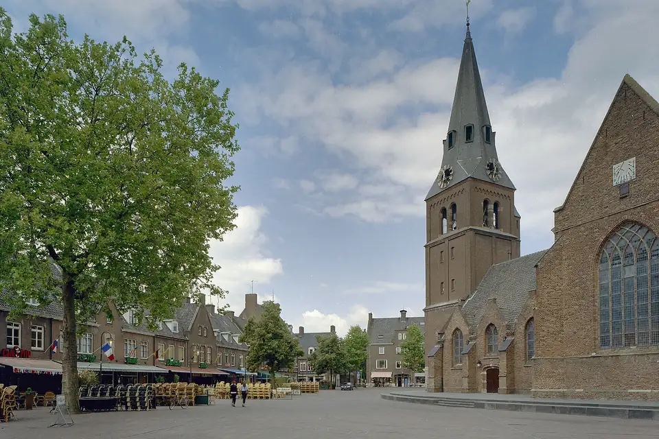 De Markt in Wageningen met terrassen en de toren van de Grote Kerk